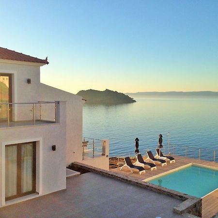 פטרה Eleia Seafront Rooms & Villas מראה חיצוני תמונה