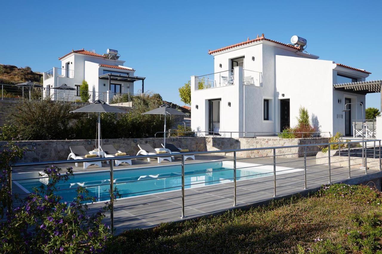 פטרה Eleia Seafront Rooms & Villas מראה חיצוני תמונה