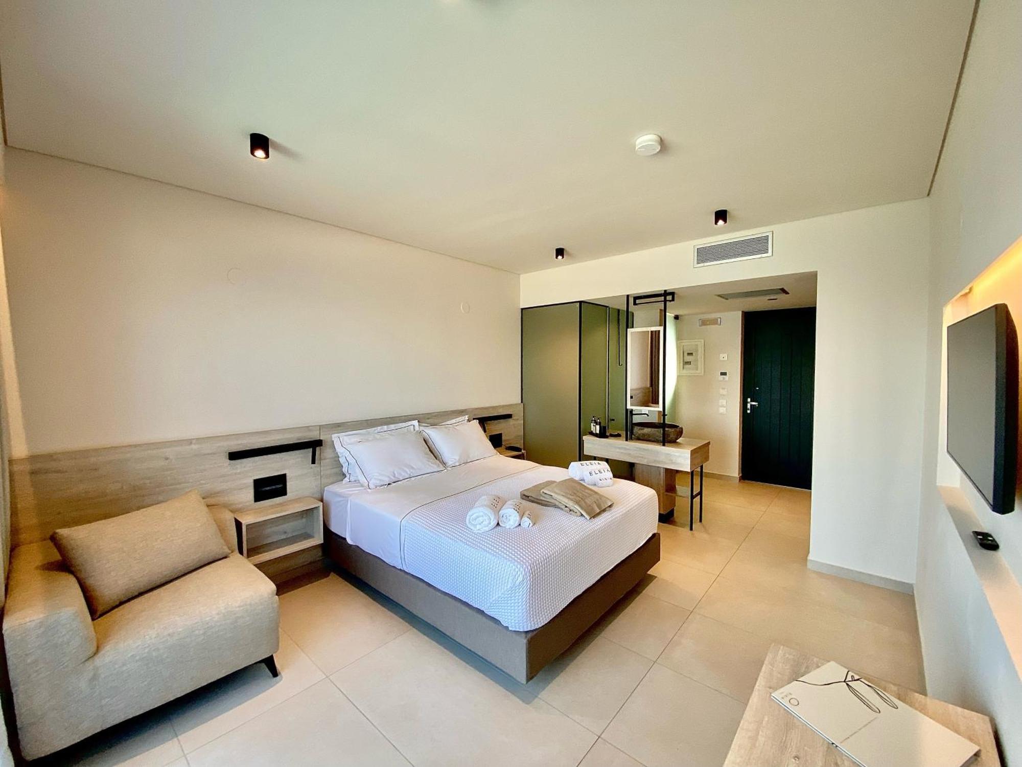 פטרה Eleia Seafront Rooms & Villas מראה חיצוני תמונה