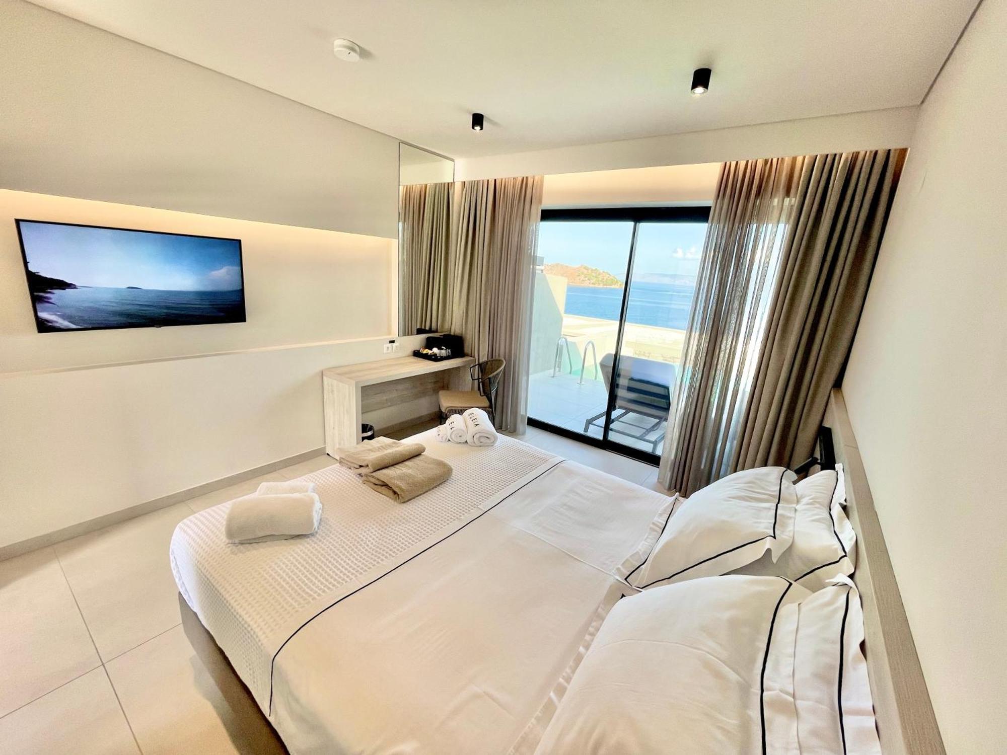 פטרה Eleia Seafront Rooms & Villas מראה חיצוני תמונה