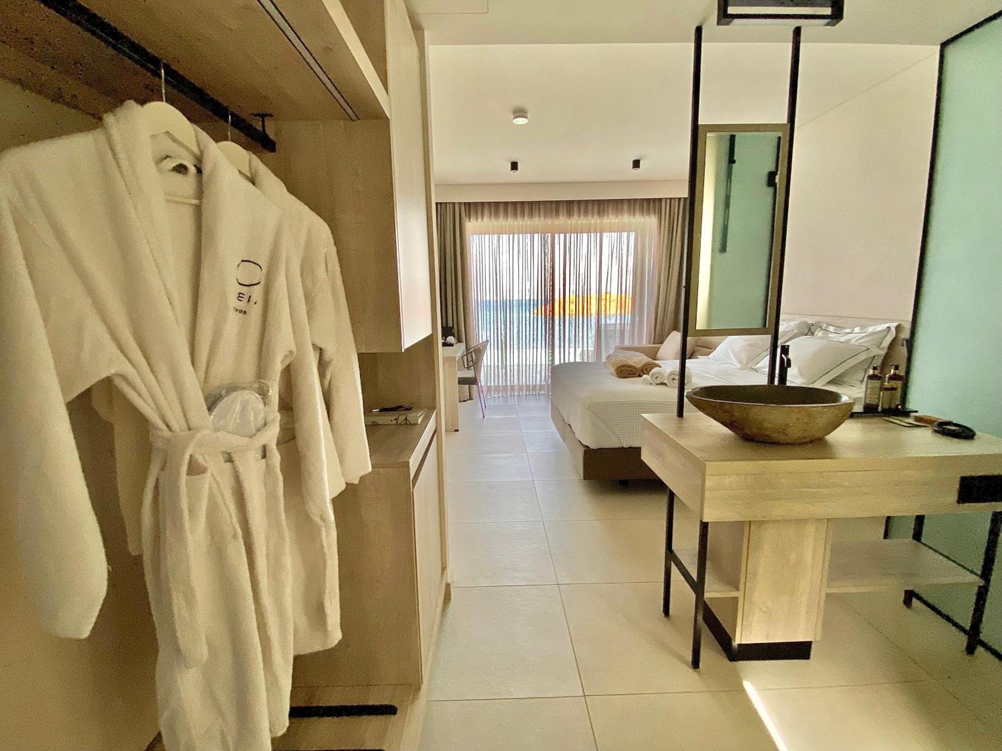 פטרה Eleia Seafront Rooms & Villas מראה חיצוני תמונה