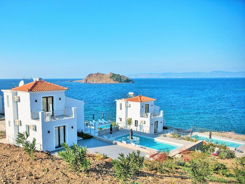 פטרה Eleia Seafront Rooms & Villas מראה חיצוני תמונה