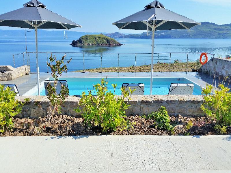 פטרה Eleia Seafront Rooms & Villas מראה חיצוני תמונה