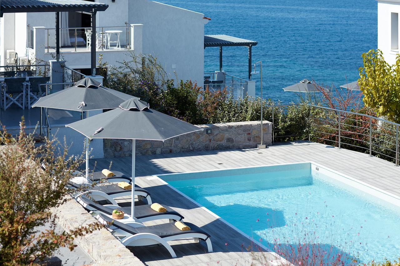 פטרה Eleia Seafront Rooms & Villas מראה חיצוני תמונה