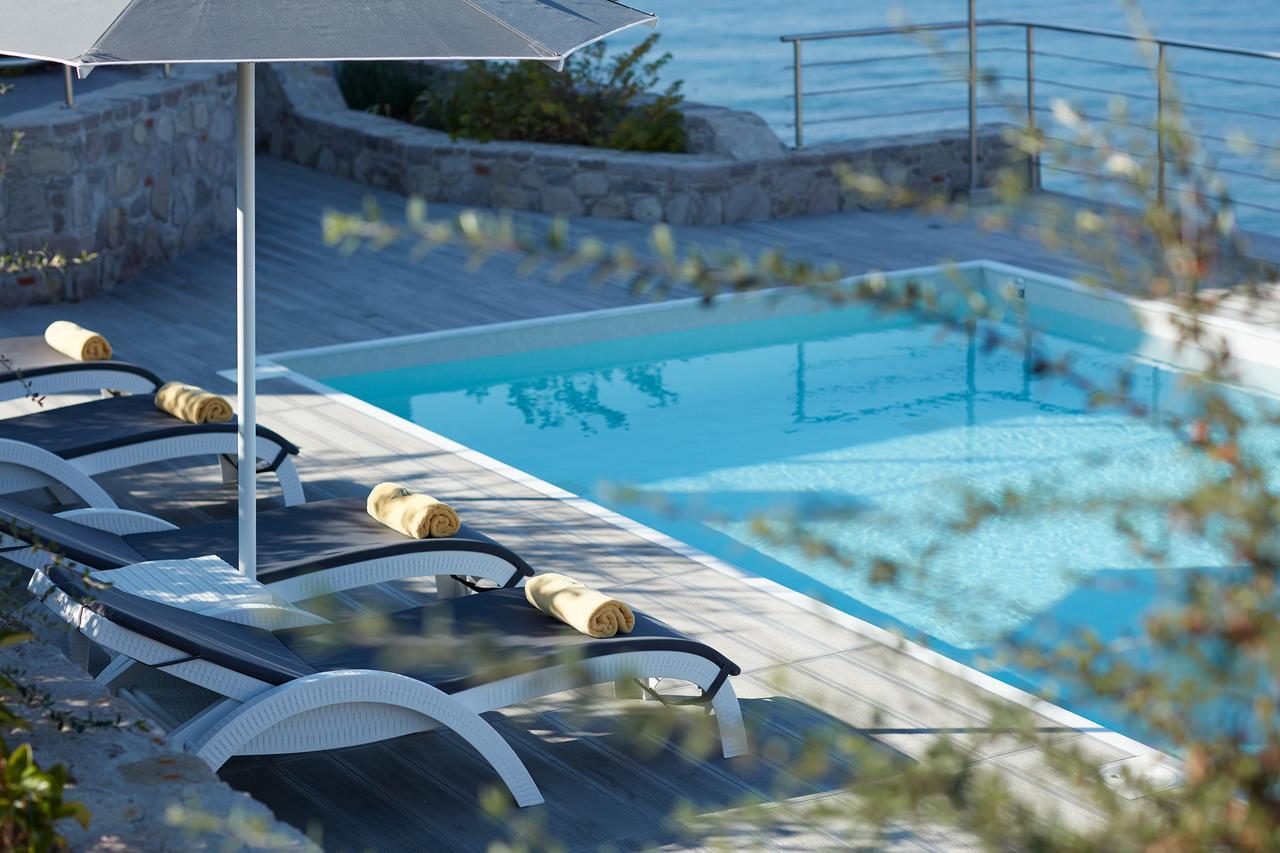 פטרה Eleia Seafront Rooms & Villas מראה חיצוני תמונה