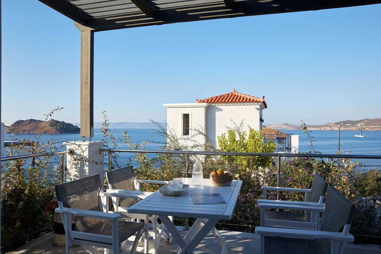 פטרה Eleia Seafront Rooms & Villas מראה חיצוני תמונה