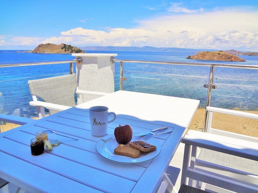 פטרה Eleia Seafront Rooms & Villas מראה חיצוני תמונה