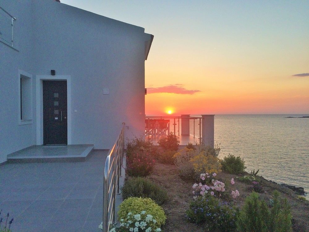פטרה Eleia Seafront Rooms & Villas מראה חיצוני תמונה