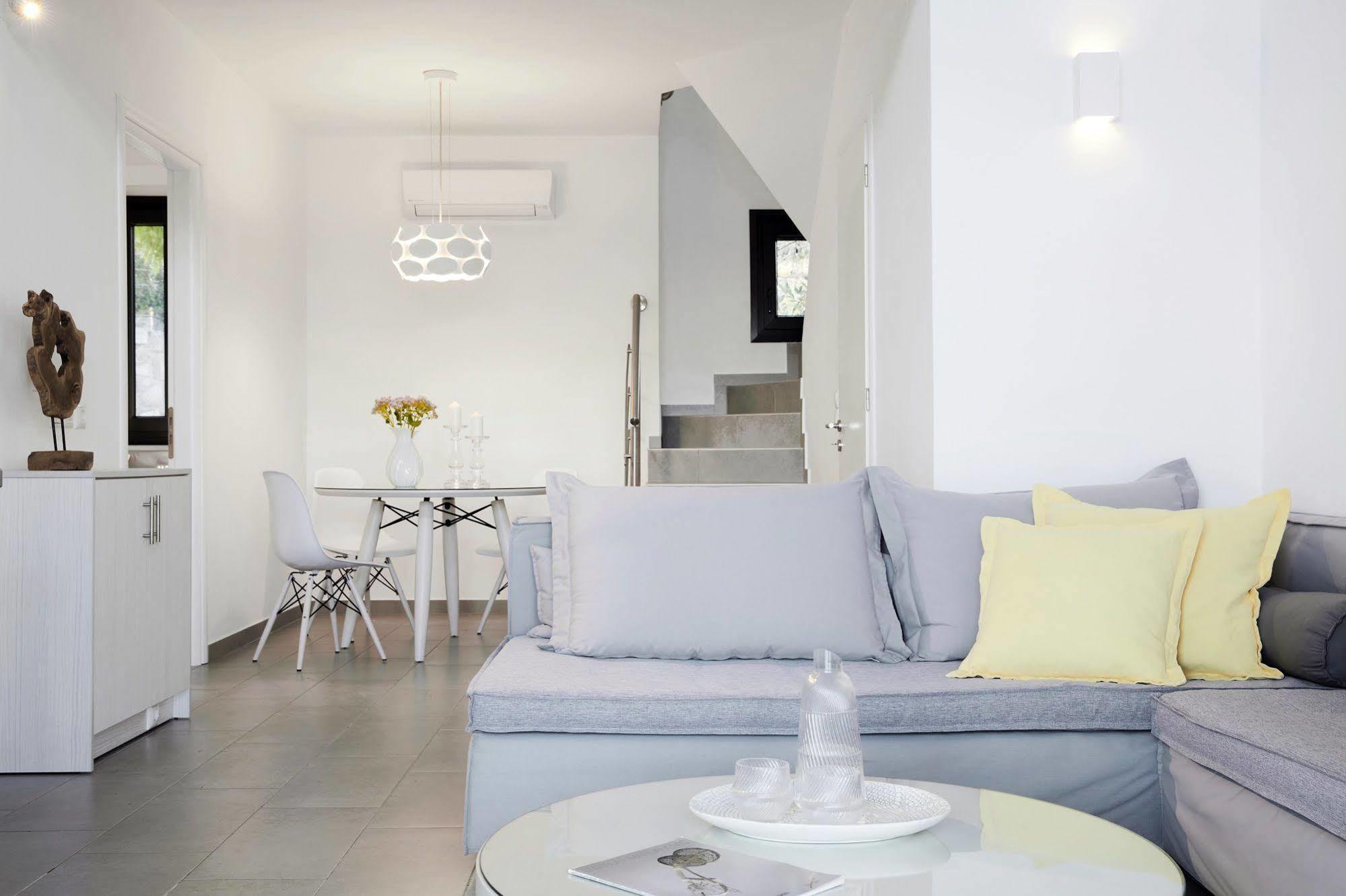 פטרה Eleia Seafront Rooms & Villas מראה חיצוני תמונה