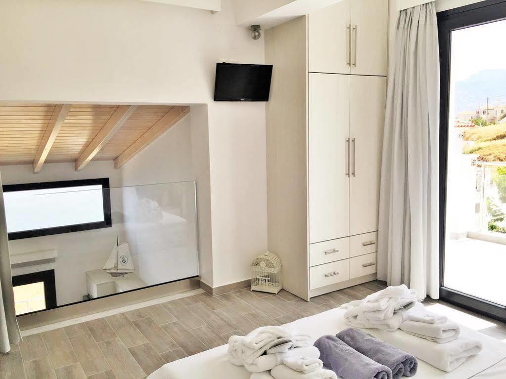 פטרה Eleia Seafront Rooms & Villas מראה חיצוני תמונה