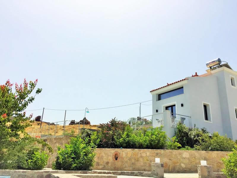 פטרה Eleia Seafront Rooms & Villas מראה חיצוני תמונה
