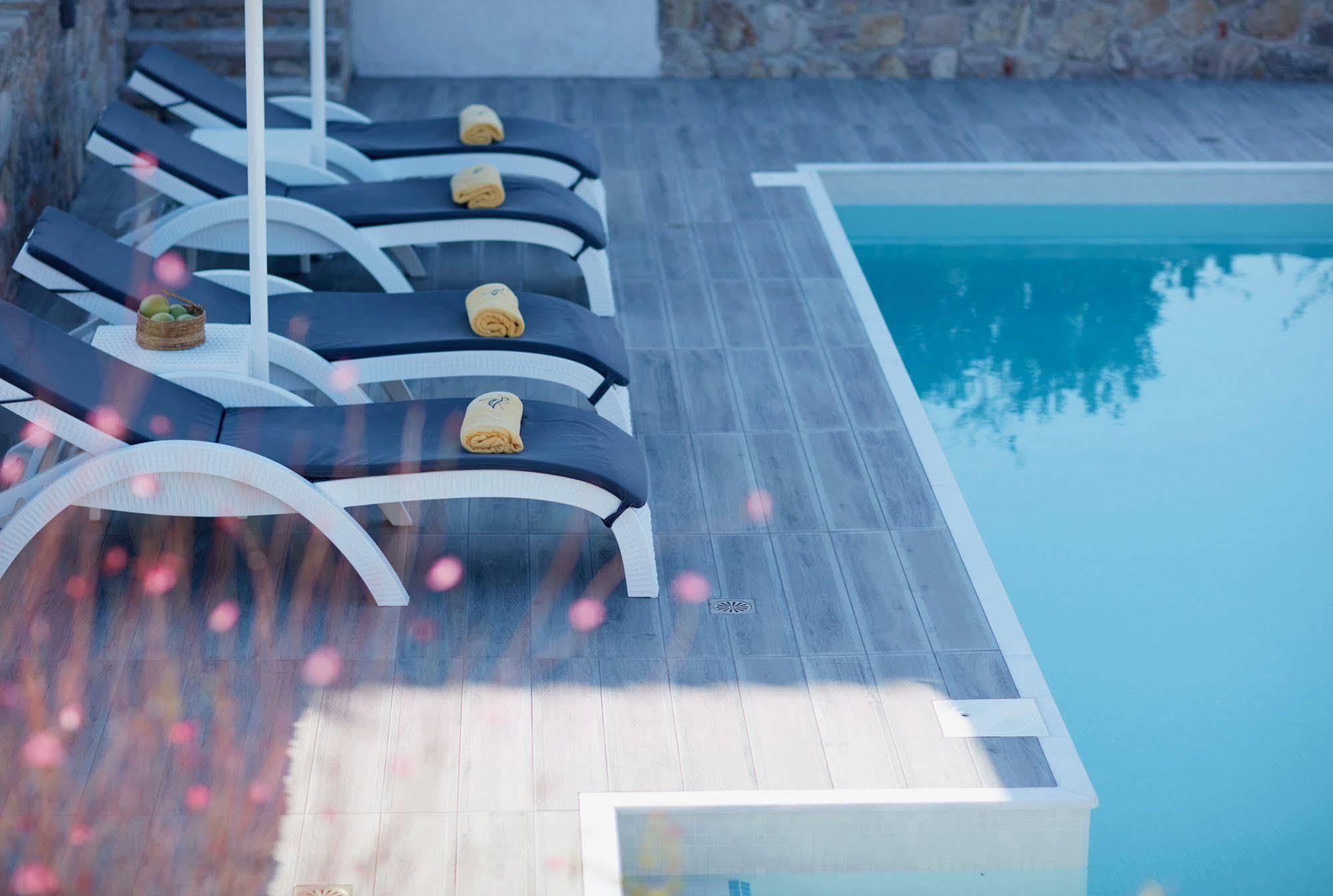פטרה Eleia Seafront Rooms & Villas מראה חיצוני תמונה