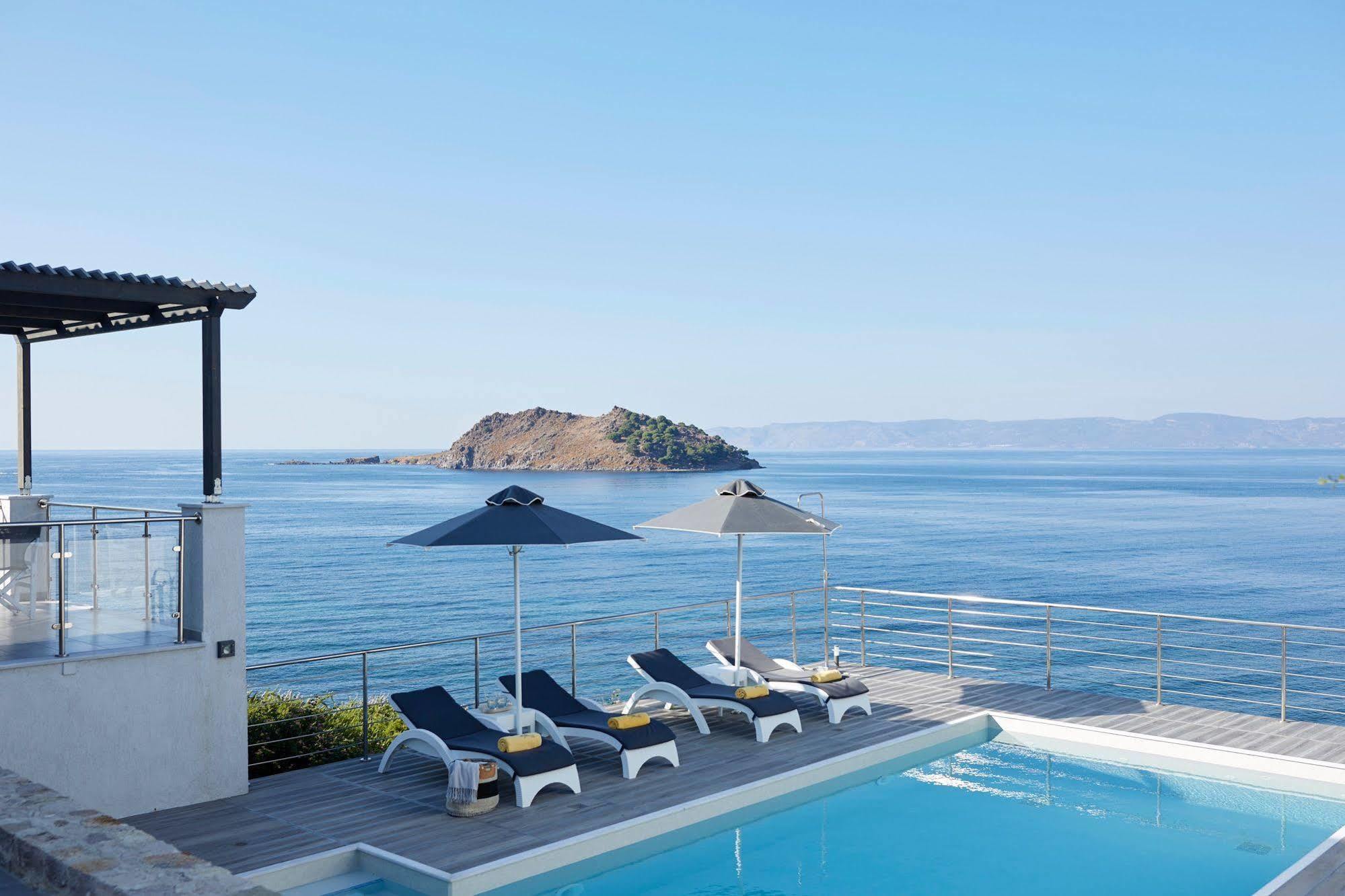 פטרה Eleia Seafront Rooms & Villas מראה חיצוני תמונה
